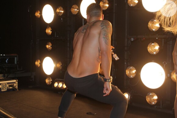 Na pele do funkeiro MC Merlô, Juliano Cazarré dançou de forma sensual na festa de lançamento da novela 'A Regra do Jogo'