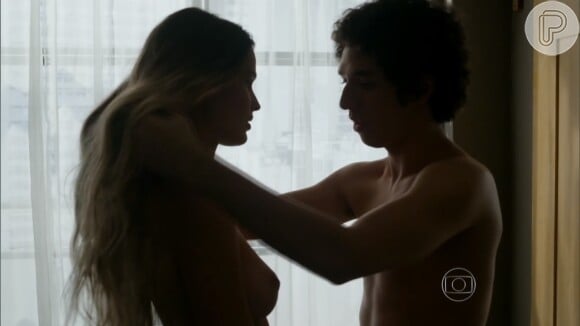 Na cena, Stephanie (Yasmin Brunet) tirou a virgindade de Bruno (João Vitor Silva) após ser contratada por Alex (Rodrigo Lombardi)