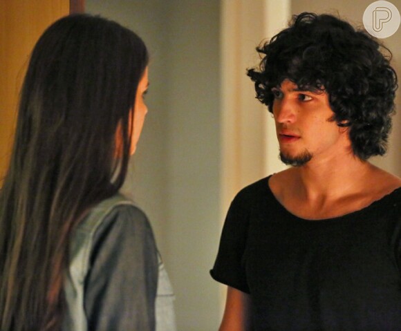 Guilherme (Gabriel Leone) pressiona Angel (Camila Queiroz) para saber se ela fez mesmo programas quando começou a trabalhar como modelo
