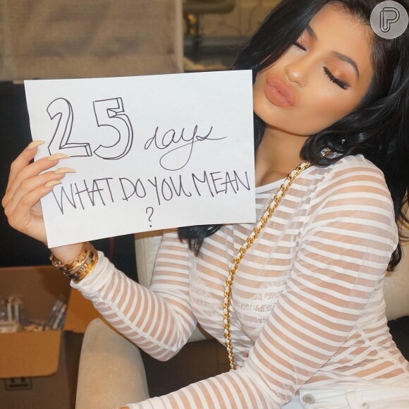 Kylie Jenner também posou segurando um cartaz com a contagem regressiva para o lançamento da música 'What Do You Mean', de Justin Bieber