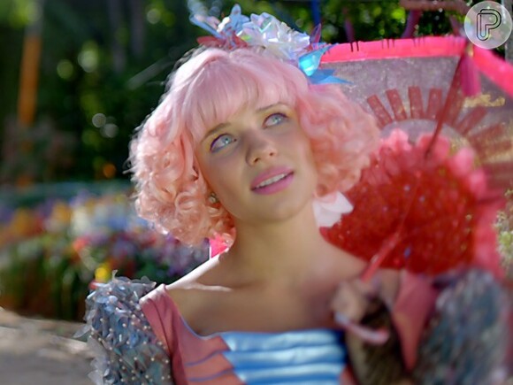 Bruna Linzmeyer radicalizou o visual e pintou os cabelos de cor-de-rosa para personagem na novela 'Meu Pedacinho de Chão'