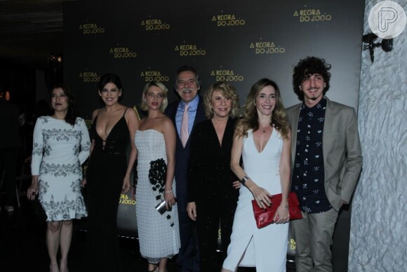 Bruna Linzmeyer com parte do elenco da novela 'A Regra do Jogo', na festa de lançamento da novela. que aconteceu na quinta-feira, dia 27 de agosto de 2015