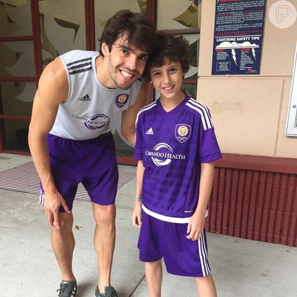 O presente foi para celebrar os 10 anos de Guilherme, que fez um registro com o jogador Kaká e compartilhou a foto em sua conta do Instagram