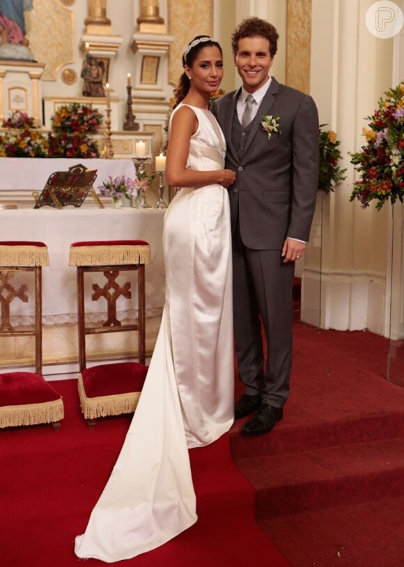 Regina (Camila Pitanga) e Vinícius (Thiago Fragoso) se casam, no último capítulo da novela 'Babilônia', em 28 de agosto de 2015