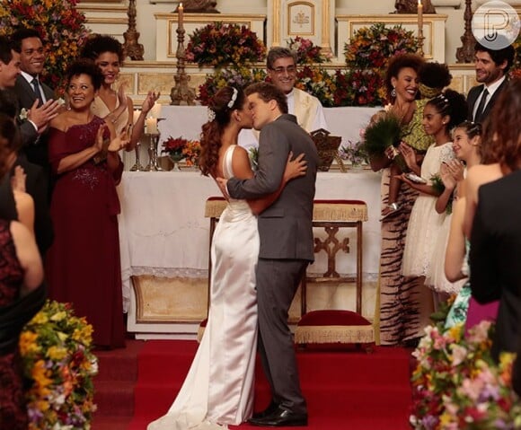 Regina (Camila Pitanga) e Vinícius (Thiago Fragoso) se beijam ao fim da cerimônia de seu casamento, no último capítulo da novela 'Babilônia'