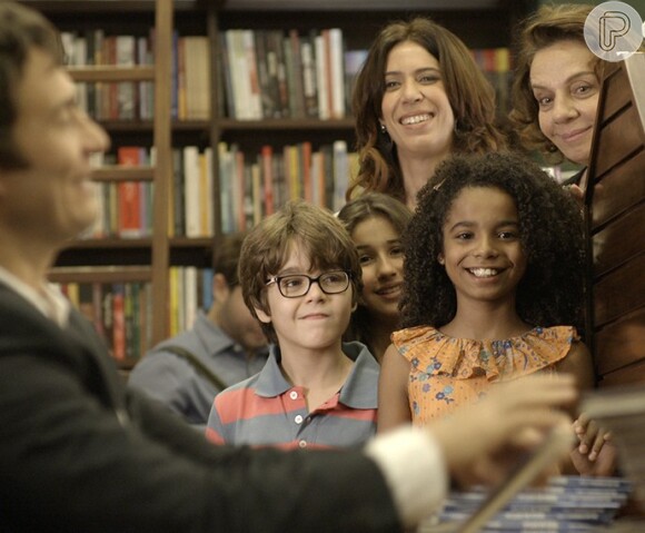 Karen (Maria Clara Gueiros e os filhos de Luis Fernando (Gabriel Braga Nunes) prestigiam o lançamento do livro dele, no último capítulo da novela 'Babilônia'