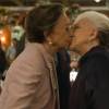 Teresa (Fernanda Montenegro) e Estela (Nathalia Timberg) se beijaram duas vezes no último capítulo da novela 'Babilônia', exibido em 28 de agosto de 2015