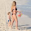 Danielle Winits curte praia com o filho Guy, de 2 anos, da união com Jonatas Faro