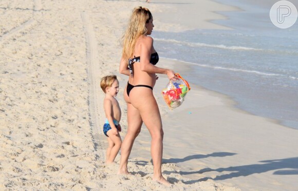 Danielle Winits curte praia com o filho Guy, de 2 anos, da união com Jonatas Faro