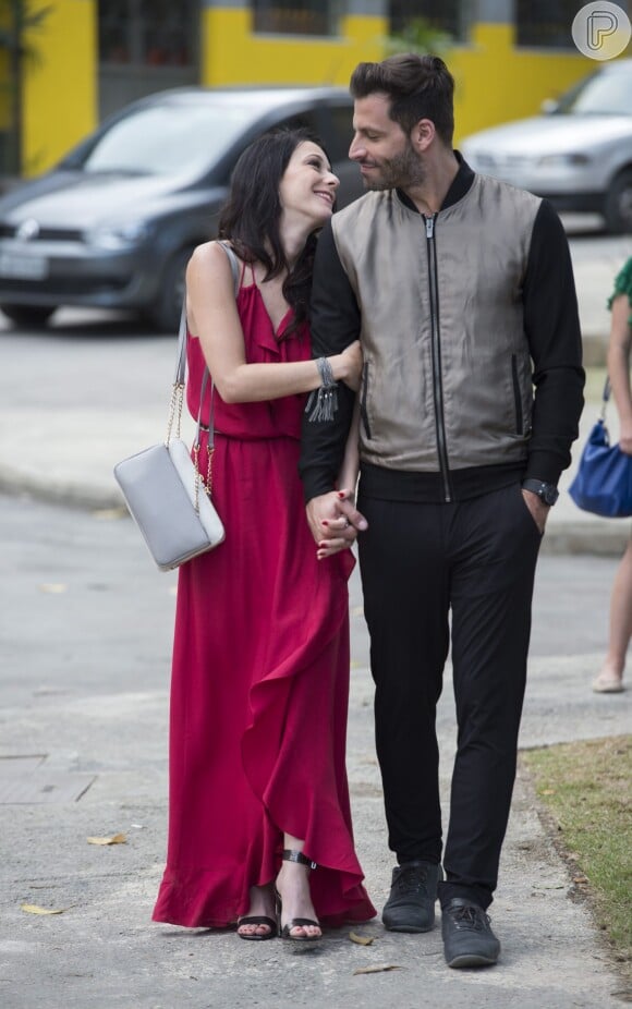 Ximena (Caroline Abras) chega com Gabo (Henri Castelli) à inauguração do Cebola Brava, na novela 'I Love Paraisópolis'