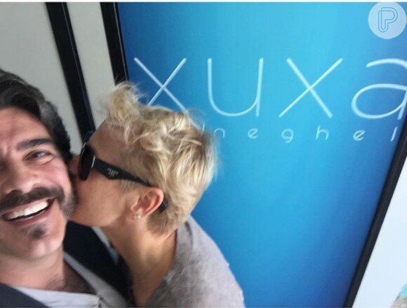 Xuxa não perdeu a chance de brincar com o namorado na estreia de seu programa e disse o porque de Junno ter o apelido de 'sapo': 'Adora uma perereca'