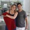 Fernanda Gentil deixou a maternidade com o filho, Gabriel, e o marido, o empresário Matheus Braga neste domingo, 30 de agosto de 2015
