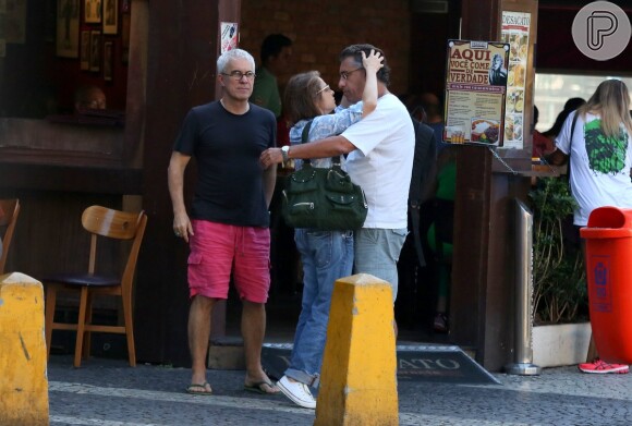 Drica Moraes escolheu look despojado para almoçar com o marido, o médico Fernando Pitanga, em restaurante do Leblon, Zona Sul do Rio de Janeiro, neste domingo, 30 de agosto de 2015