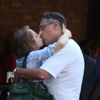 Drica Moraes escolhe look despojado e troca beijos com o marido após almoço