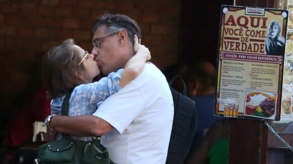 Drica Moraes escolhe look despojado e troca beijos com o marido após almoço