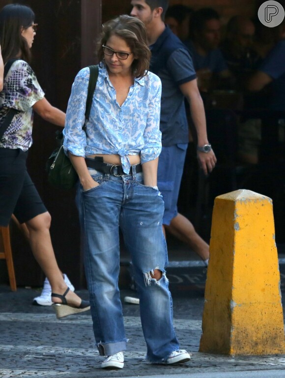Drica Moraes usou blusa amarrada na cintura, sapatênis e calça jeans rasgada em almoço em restaurante no Leblon, Zona Sul do Rio de Janeiro
