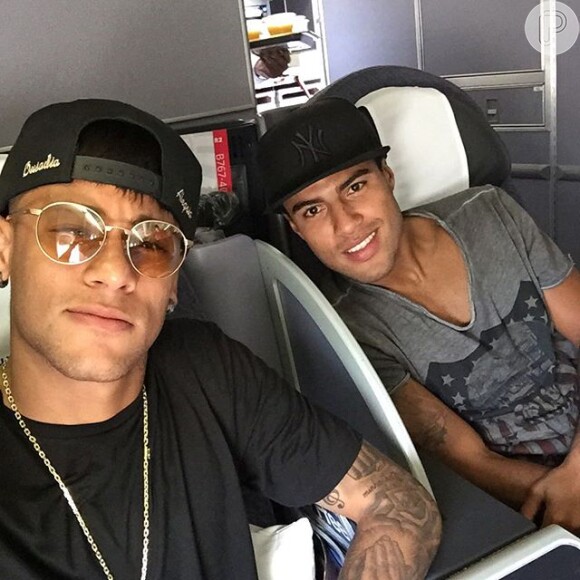 Neymar viajou para os Estados Unidos acompanhado do jogador Rafinha. Jogador do Barcelona vai atuar nas partidas amistosas contra Costa Rica e Estados Unidos