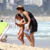 Débora Falabella levou a filha, Nina, de 6 anos, para a praia de Ipanema, Zona Sul do Rio de Janeiro