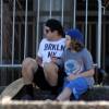 Murilo Benício e o filho Pietro, de 10 anos, usaram bonés para se protegerem do sol
