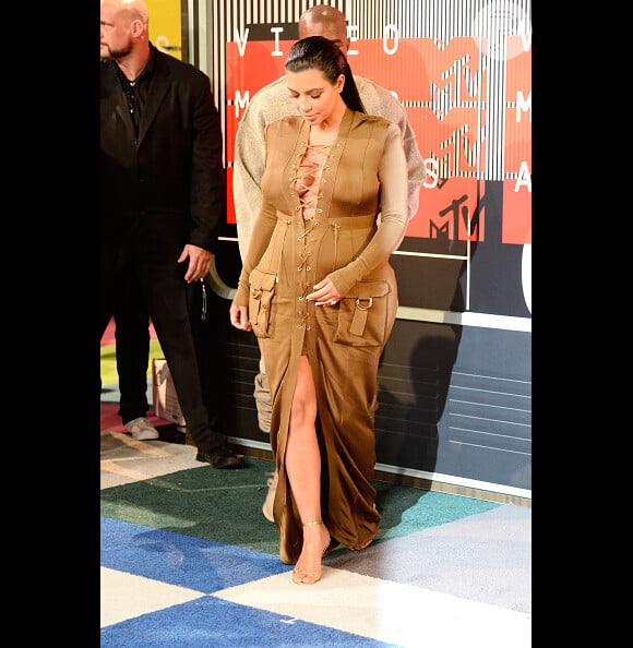 Kim Kardashian foi acompanhada por Kanye West no tapete vermelho do VMA 2015