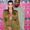 Kim Kardashian, que é casada com Kanye West, posa ao lado do marido no tapete vermelho do VMA 2015, em Los Angeles