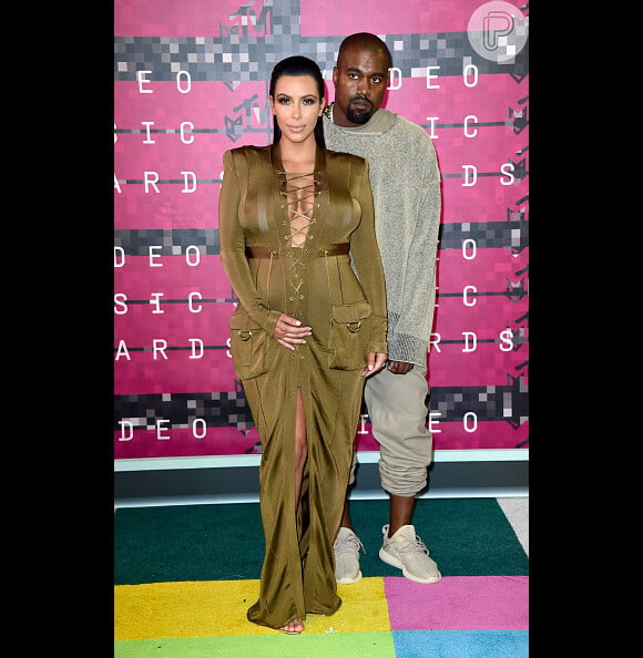 Kim Kardashian, que é casada com Kanye West, posa ao lado do marido no tapete vermelho do VMA 2015, em Los Angeles