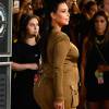 Kim Kardashian também impressionou pelo volume do bumbum no tapete vermelho do VMA 2015, em Los Angeles