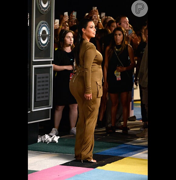 Kim Kardashian também impressionou pelo volume do bumbum no tapete vermelho do VMA 2015, em Los Angeles