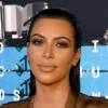 Kim Kardashian com vestido decotado no tapete vermelho do VMA 2015