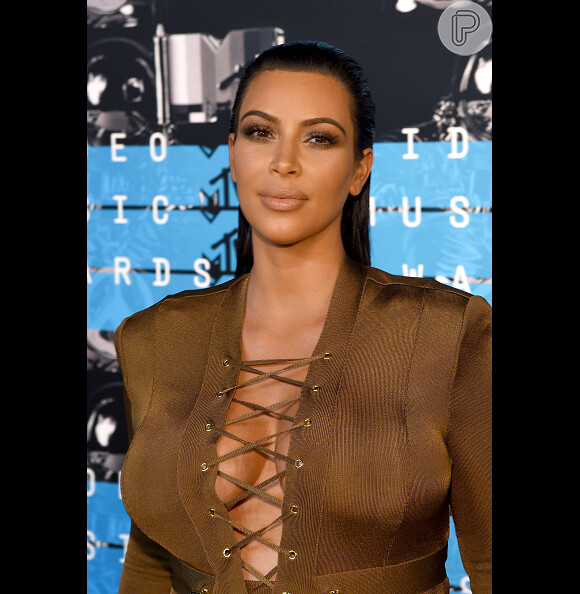 Kim Kardashian com vestido decotado no tapete vermelho do VMA 2015