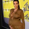 Kim Kardashian mostra o volume da barriga de cinco meses de gravidez no tapete vermelho do VMA 2015