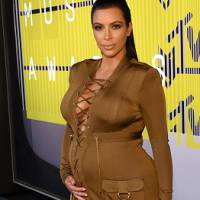 Kim Kardashian exibe barriga de grávida e decote generoso em look do VMA 2015