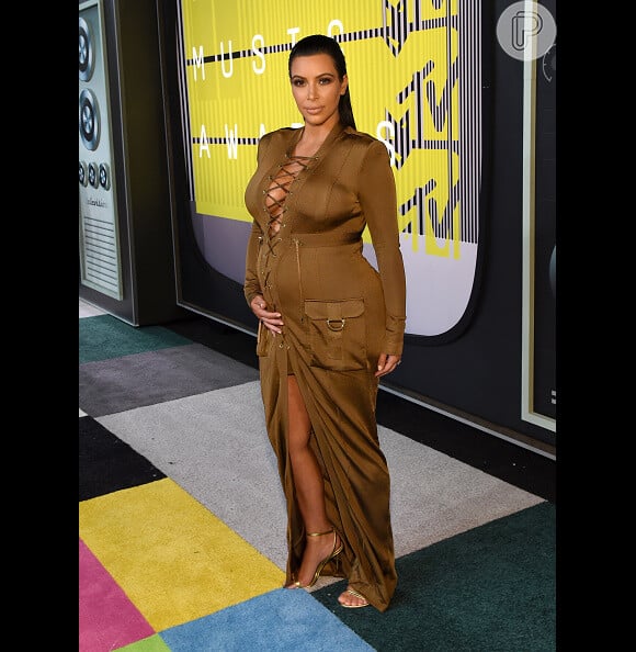 Kim Kardashian mostra o volume da barriga de cinco meses de gravidez no tapete vermelho do VMA 2015
