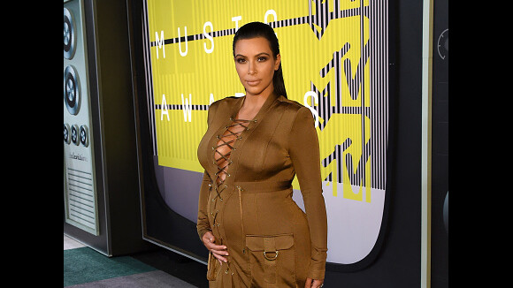 Kim Kardashian exibe barriga de grávida e decote generoso em look do VMA 2015