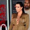 Kim Kardashian mostra fenda central do vestido no VMA 2015, em Los Angeles, ao lado de Kanye West
