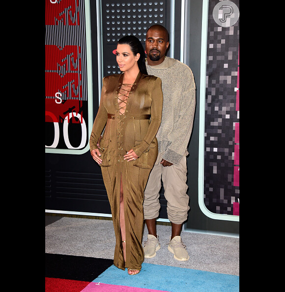 Kim Kardashian mostra fenda central do vestido no VMA 2015, em Los Angeles, ao lado de Kanye West