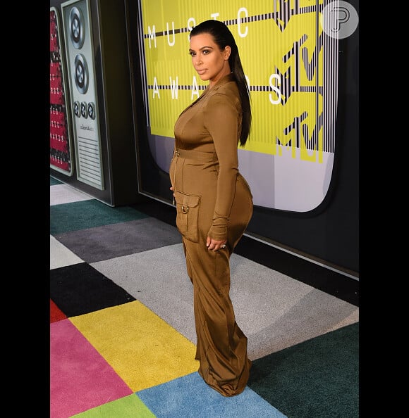 Kim Kardashian exibe as curvas de cinco meses de gestação no VMA 2015, em Los Angeles