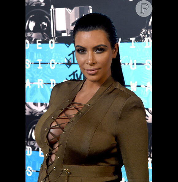 Kim Kardashian foi generosa no decote do vestido para o VMA 2015, em Los Angeles