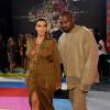 Kim Kardashian e Kanye West na área de fotos do VMA 2015, em Los Angeles