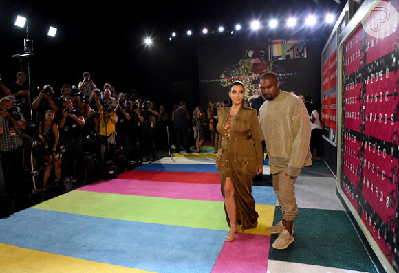 Kim Kardashian e Kanye West na área de fotos do VMA 2015, em Los Angeles
