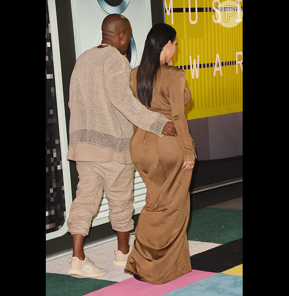 A silhueta de Kim Kardashian exibida no VMA 2015, ao lado de Kanye West, também dá destaque ao bumbum