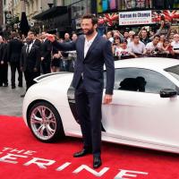 Hugh Jackman chega de carrão à première de 'Wolverine: Imortal', na Inglaterra