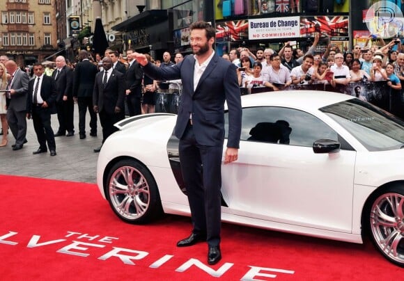 Hugh Jackman chega de carrão em pré-estreia de 'Wolverine: Imortal', em 16 de julho de 2013