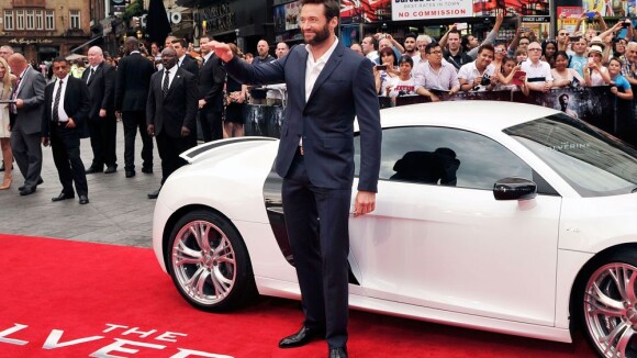Hugh Jackman chega de carrão à première de 'Wolverine: Imortal', na Inglaterra
