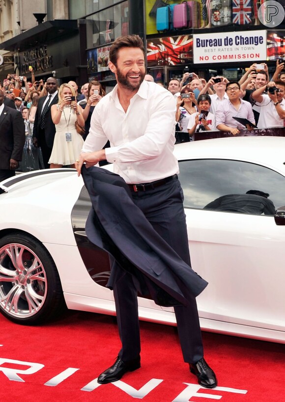 Hugh Jackman se diverte na première de 'Wolverine: Imortal'