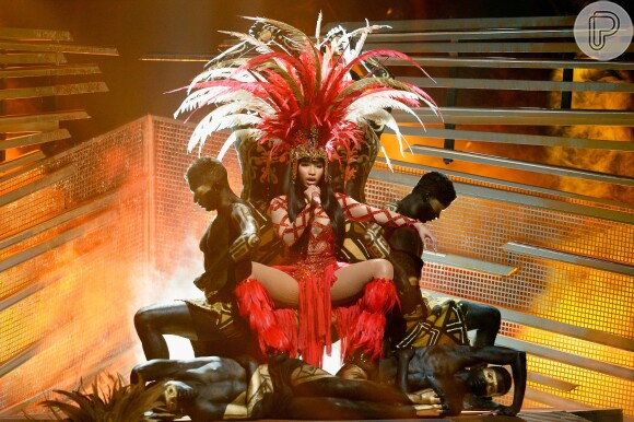 Nicki Minaj entrou no palco cheia de plumas cantando 'Trini Dem Girls'