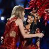 Taylor Swift e Nicki Minaj se abraçaram no palco do VMA após trocarem farpas pelas redes sociais