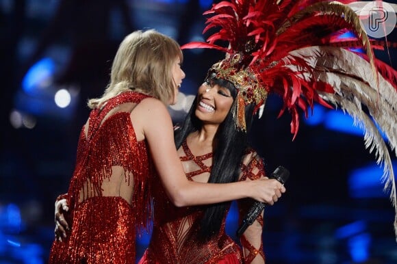 Taylor Swift e Nicki Minaj se abraçaram no palco do VMA após trocarem farpas pelas redes sociais