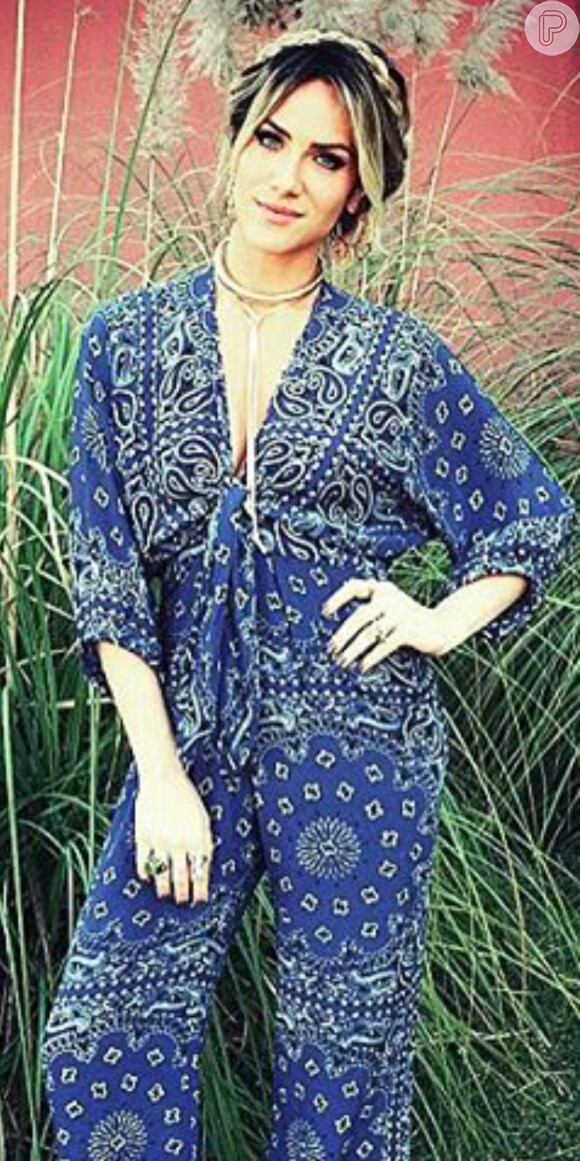 A atriz Giovanna Ewbank apareceu usando o macacão na cor azul no mesmo sábado que Patricia Poeta na programa 'Altas Horas'
