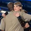 Taylor Swift entregou o prêmio/homenagem para Kanye West, que se desculpou com a cantora pela indelicadeza que comento na edição de 2009 do Video Music Awards